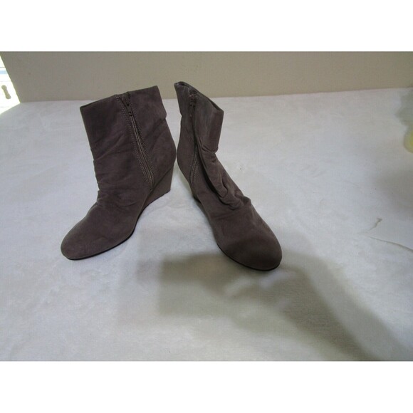 New Directions Womens Ankle Booties Size 6.5M DAKOTA Brown Suede Wedge - Picture 1 of 7